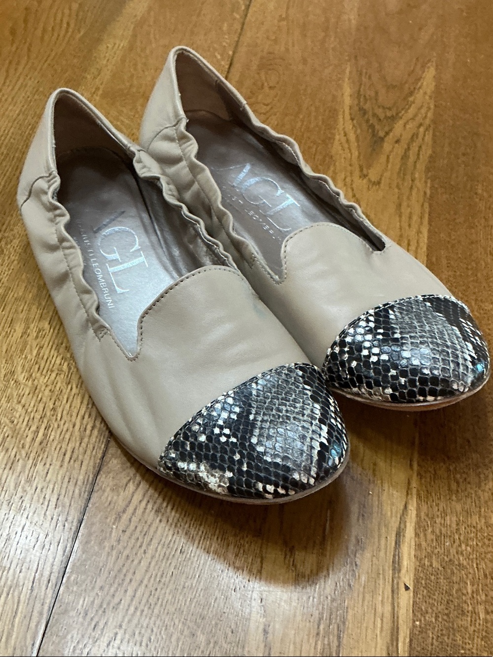 Woman’s Agl tan boa toe cap flat. Size 40. Leather. Barely worn! Beautiful!